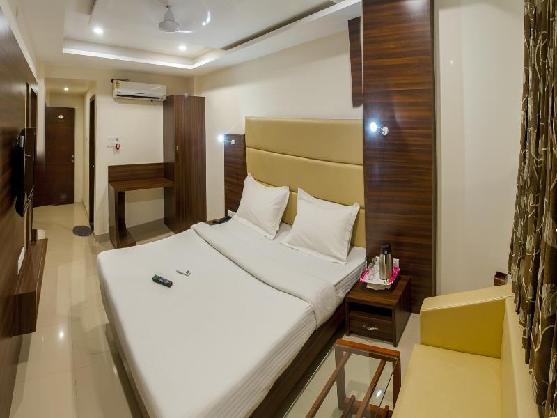 Hotel Kalpana Palace Ujjain Exteriör bild